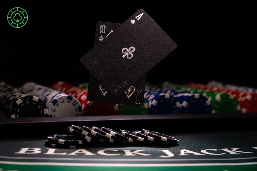Casino BlackJack stol s crnim kartama