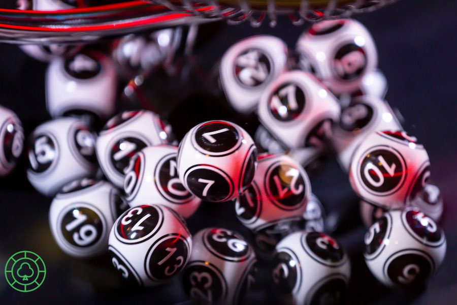 Crno-bijele lutrijske loptice u bingo aparatu. Automat i oprema za kockanje